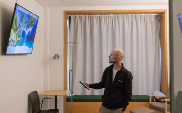 Ein Krankenhauszimmer, ausgestattet mit zwei Bildschirmen für Information und Unterhaltung, die über eine zentrale digitale Plattform gesteuert werden. (Foto: Uniguest)