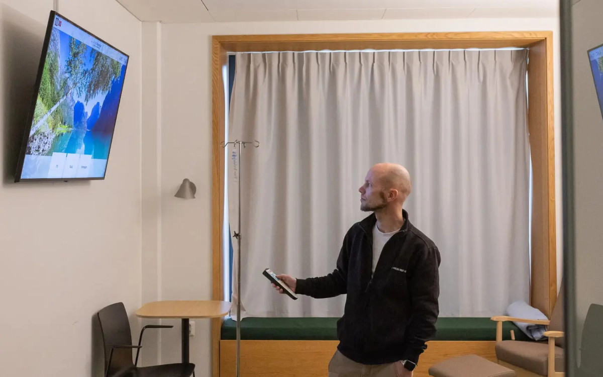 Ein Krankenhauszimmer, ausgestattet mit zwei Bildschirmen für Information und Unterhaltung, die über eine zentrale digitale Plattform gesteuert werden. (Foto: Uniguest)