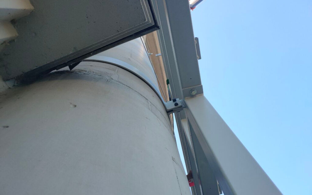 Befestigungslösung an der historischen Fassade (Foto: DooH Concept/PPDS)