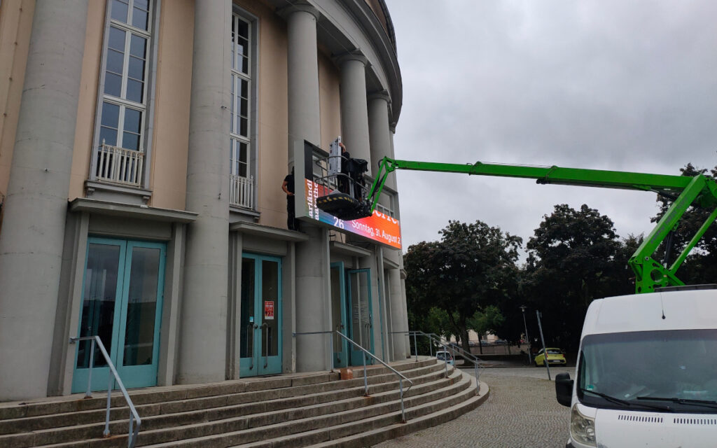 Installation der LED-Wall (Foto: DooH Concept/PPDS)