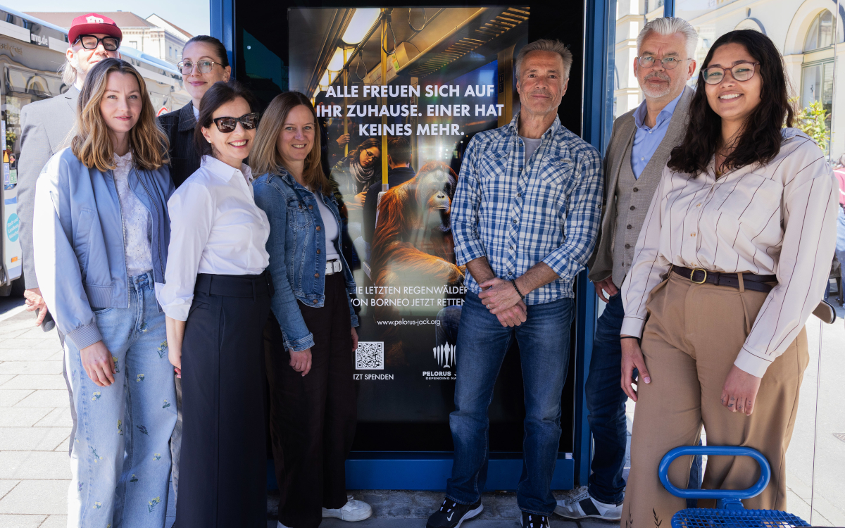 Von links: Roman Bahro, Larissa Theile, Johanna Schmid, Nadia Abou El Ela, Anja von Fraunberg, Hannes Jaenicke, Stefan Krüger und Bruna Santos präsentieren die Kampagne. (Foto: Alexander von Spreti)