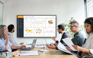 Kindermann stellt seine neue Display-Serie PD-50XX vor mit Anwendungsszenarien unter anderem in Corporate. (Foto: Kindermann AG)