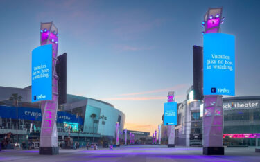 Skulpturale DooH-Türme vor der Crypto.com Arena in Downtown LA (Foto: Anthony James Partners)