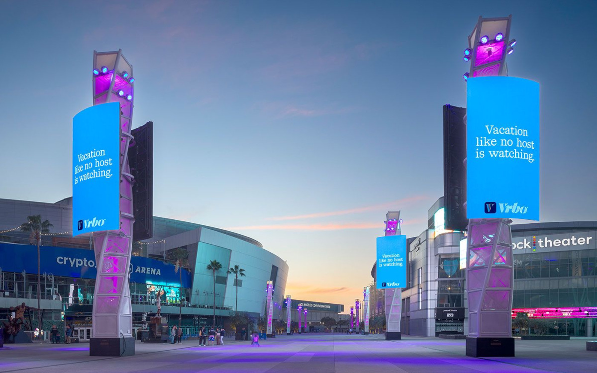 Skulpturale DooH-Türme vor der Crypto.com Arena in Downtown LA (Foto: Anthony James Partners)