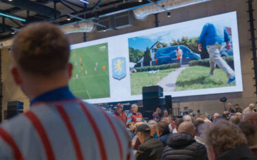 Die neue Ultrawide-LED im Warehouse dient als zentrales Element für die Spieltagsunterhaltung und Firmenveranstaltungen am Villa Park. (Foto: ADI)