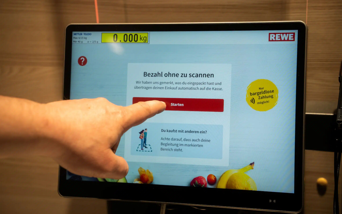 Am Bezahlterminal wird der Warenkorb automatisch angezeigt. (Foto: REWE)