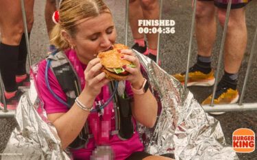 Die OoH-Kampagne von Burger King zeigt Marathon-Teilnehmer, die einen Burger essen. (Foto: Burger King)