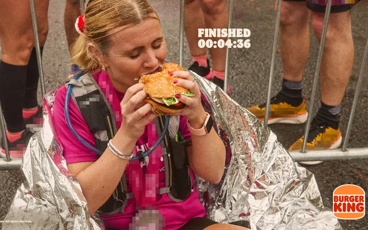 Die OoH-Kampagne von Burger King zeigt Marathon-Teilnehmer, die einen Burger essen. (Foto: Burger King)