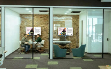 Die neue Software Roomstream von Embed Signage verwandelt ungenutzte Screens zu verwalteten Displays. (Foto embed)