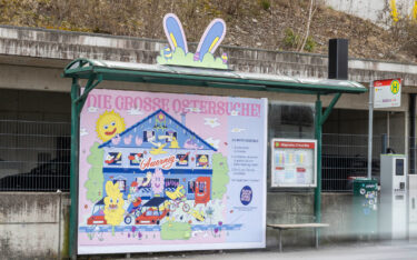 Die zu Ostern dekorierte Bushaltestelle mit interaktivem OoH-Plakat (Foto: EPAMEDIA)