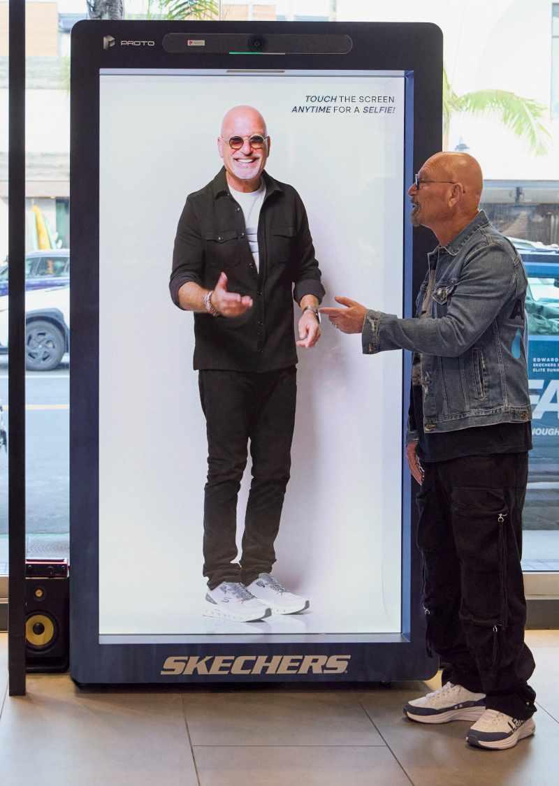 Howie Mandel und sein Hologramm-Pendant (Foto: Skechers)