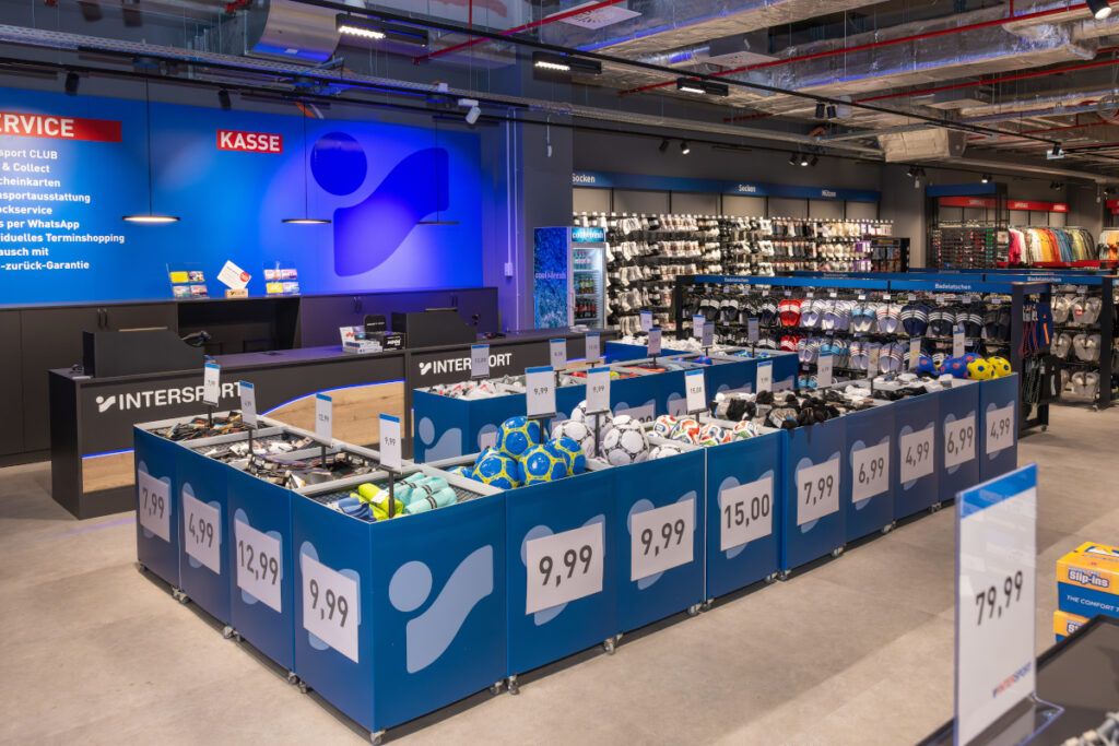 Impulsgestalteter Kassenbereich im Intersport Superstore (Foto: INTERSPORT)