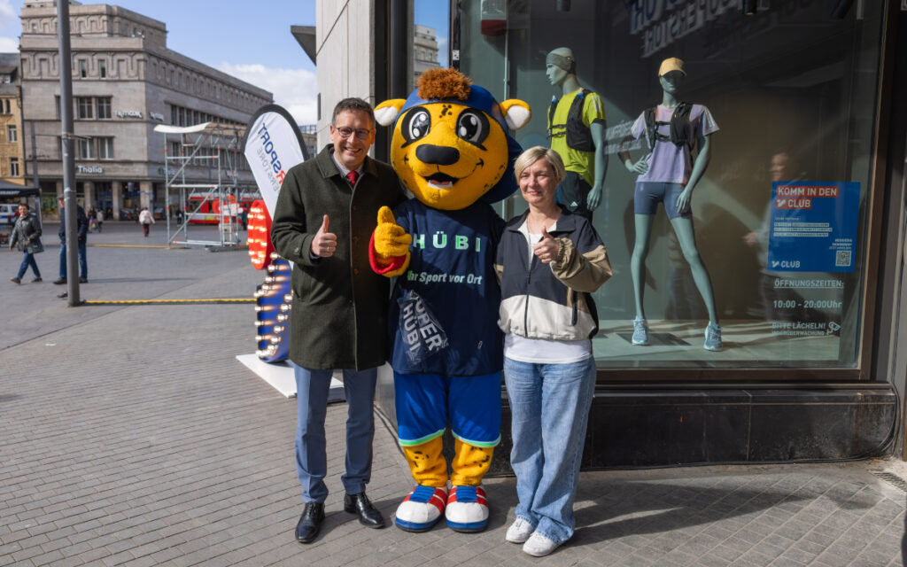 Von links: Alexander Vogt, Bürgermeister von Halle (Saale), und Franziska Schölzel, Geschäftsführerin von Intersport Superstore in Halle (Saale) (Foto: INTERSPORT)