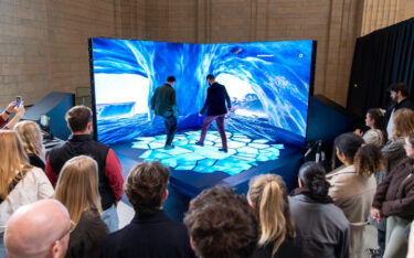 Besucher springen über schmelzende Eisblöcke im "Ocean Portal". (Foto: Ocean Outdoor)