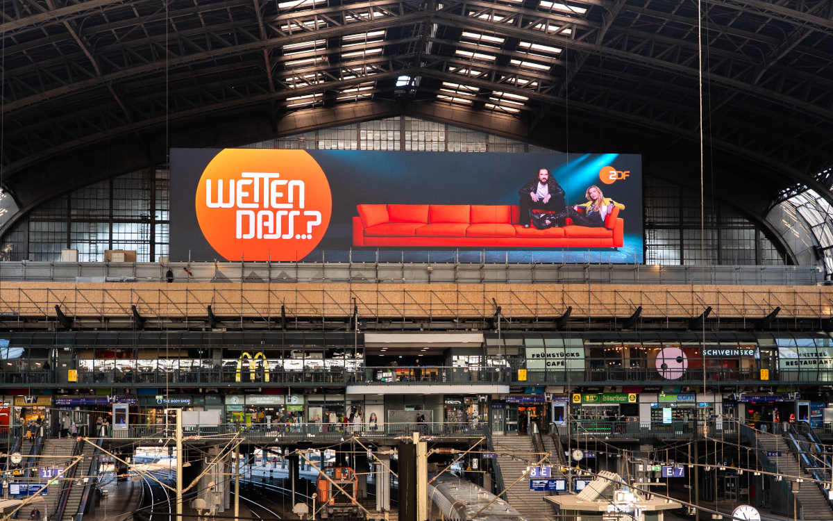 Der Auftakt zur "Wetten, dass..."-Kampagne auf The Wahle am Hamburger Hauptbahnhof gilt als Musterbeispiel gelungener Planung mit DooH im Mediamix. (Foto: Ströer)