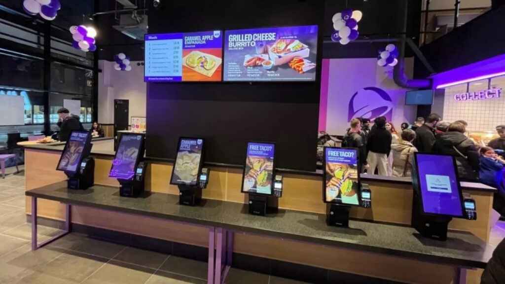 Digital Signage in einem Taco Bell in UK (Foto: Group Fifteen)