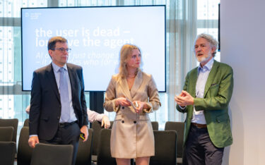 Hießen die Besucher des Tech Dialogue willkommen (von links): Stefan Schieker und Antonia Hamberger von invidis und Roland Grassberger von Vertiseit. (Foto: invidis/Tomas Cesalek)