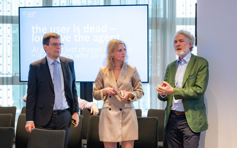 Hießen die Besucher des Tech Dialogue willkommen (von links): Stefan Schieker und Antonia Hamberger von invidis und Roland Grassberger von Vertiseit. (Foto: invidis/Tomas Cesalek)