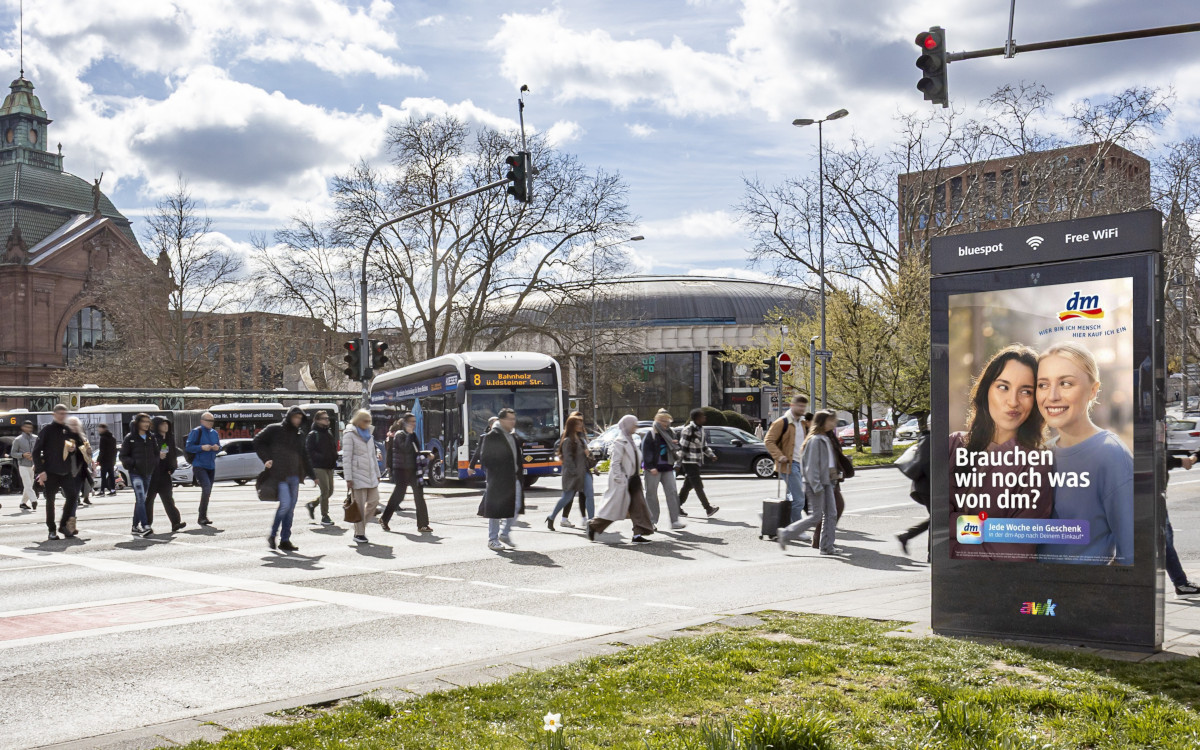 DooH-Screen von AWK in Wiesbaden (Foto: awk AUSSENWERBUNG)