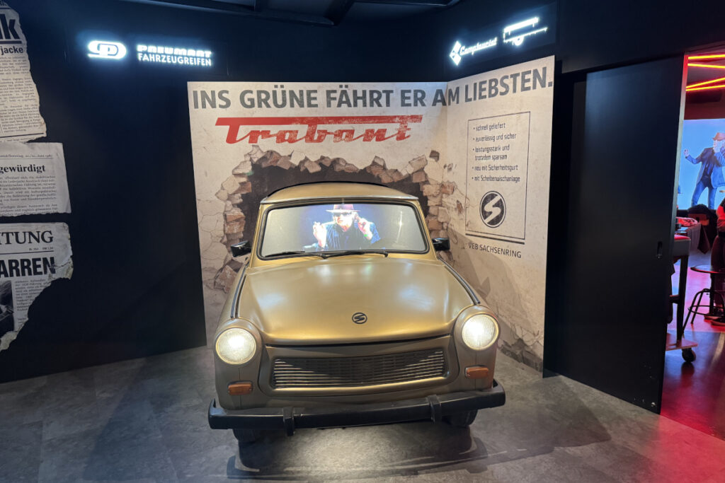 Ein ausgestellter Trabant im Ausstellungsraum "Der Osten" (Foto: pilot Screentime)