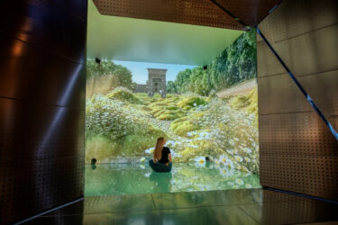 Immersive AI-Inhalte im LED-Würfel (Foto: Dalziel & Pow)