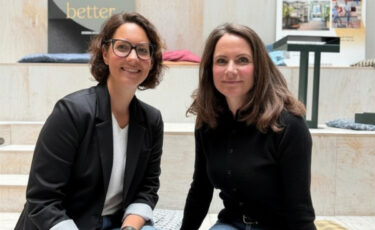 Andrea Koch (links), neue Geschäftsführerin der It Works Außenwerbung, und Julia Schleunung, CEO bei It Works Group (Foto: It Works Group)