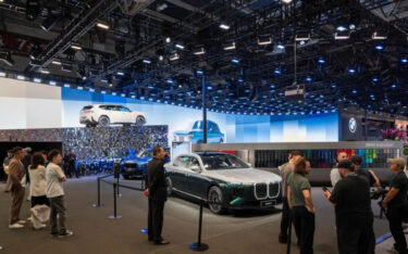Eine großformatige LED-Wand erstreckt sich über den BMW-Messestand auf der Auto China 2026 in Peking. (Foto: Absen)