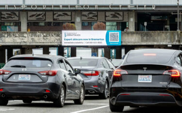 Ein DooH-Screen auf einer Fährstation ist direkt bei der Zufahrt platziert. (Foto: Ballyhoo Media)