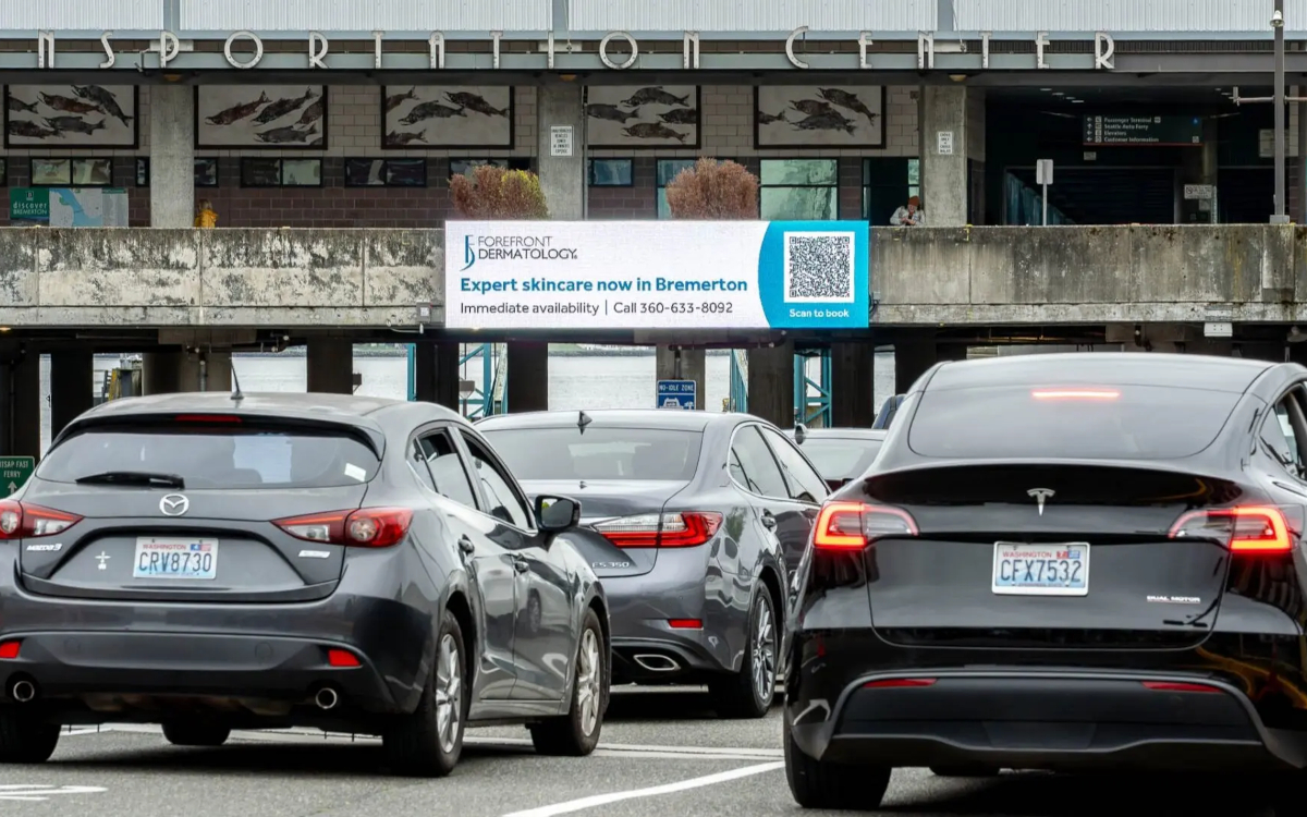 Ein DooH-Screen auf einer Fährstation ist direkt bei der Zufahrt platziert. (Foto: Ballyhoo Media)