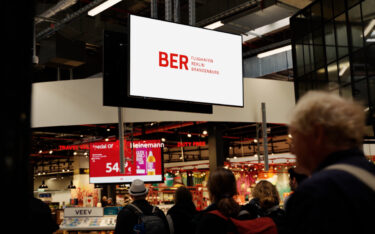 „Digital Plaza“ im BER Terminal 2: 6 Screens in zentraler Lage nahe Retail- und Gastronomieflächen (Foto: Media Frankfurt)