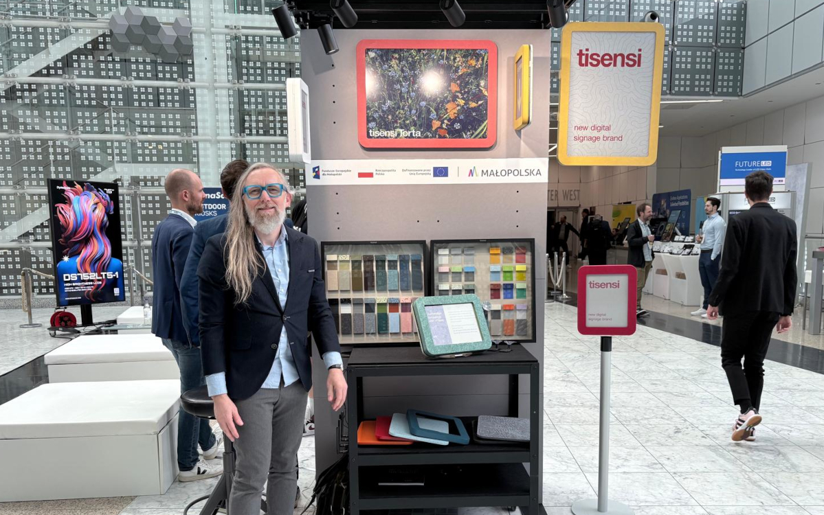 CEO Borys Strrączek vor dem Tisensi-Stand auf dem DSS 2026 (Foto: invidis)