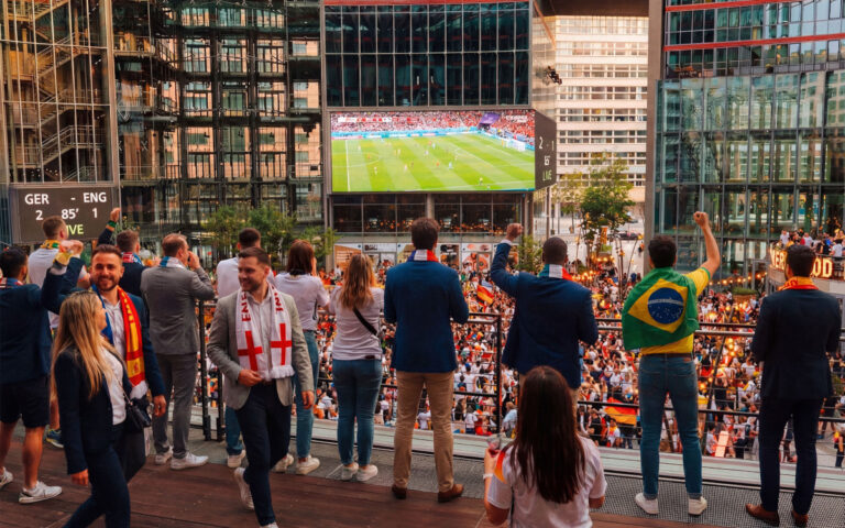 Hygh zeigt 10 WM-Spiele auf dem Screen im ehemaligen Sony Center. (Bild: HYGH)