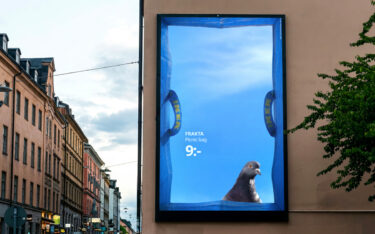 Eine neue Kampagne von Ikea Schweden nutzt die Innenseite der ikonischen Frakta-Tasche als visuelle Perspektive für OoH- und DooH-Platzierungen (Foto: IKEA).