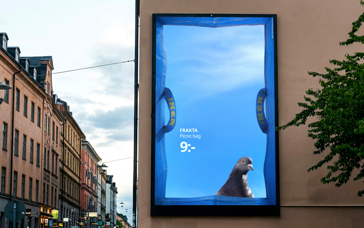 Eine neue Kampagne von Ikea Schweden nutzt die Innenseite der ikonischen Frakta-Tasche als visuelle Perspektive für OoH- und DooH-Platzierungen (Foto: IKEA).