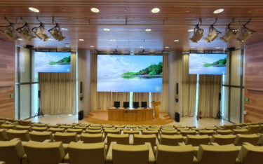 Drei neue Alfalite-Screens für das Iberdrola-Auditorium in Bilbao (Foto: Alfalite)
