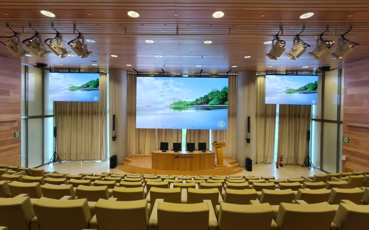 Drei neue Alfalite-Screens für das Iberdrola-Auditorium in Bilbao (Foto: Alfalite)