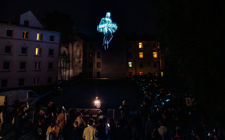 Der fliegende LED-Screen in Hamburg zeigte Inhalte mit 3D-Effekt. (Foto: met[ads])