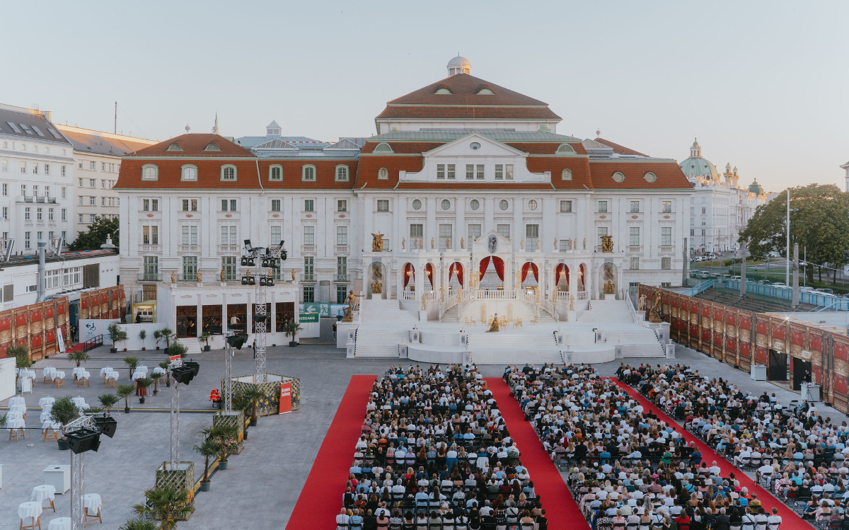 Im Umfeld des Opernsommers in Wien platziert Monitorwerbung eine LED-Wall. (Foto: monitorwerbung)
