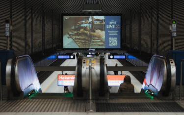 Der Livestream auf einem DooH-Screen in Helsinki (Foto: SEK)