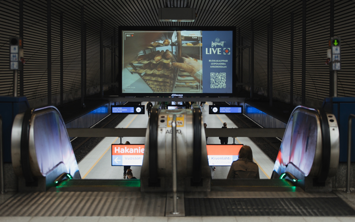Der Livestream auf einem DooH-Screen in Helsinki (Foto: SEK)