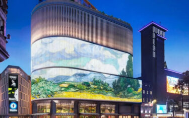 Ein Entwurfskonzept zeigt die geplante rotierende LED-Fassade für die Neuentwicklung am Leicester Square. (Montage: Matt Architecture)
