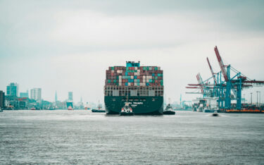 Ein Containerschiff im Hamburger Hafen (Foto: Mika Baumeister/Unsplash)