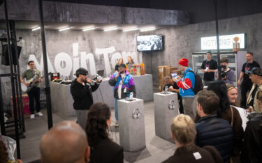 Crowd-Interaktion, Live-Musik und Gewinnspiele waren am Nothing-Stand geboten. (Foto: Mindshare)