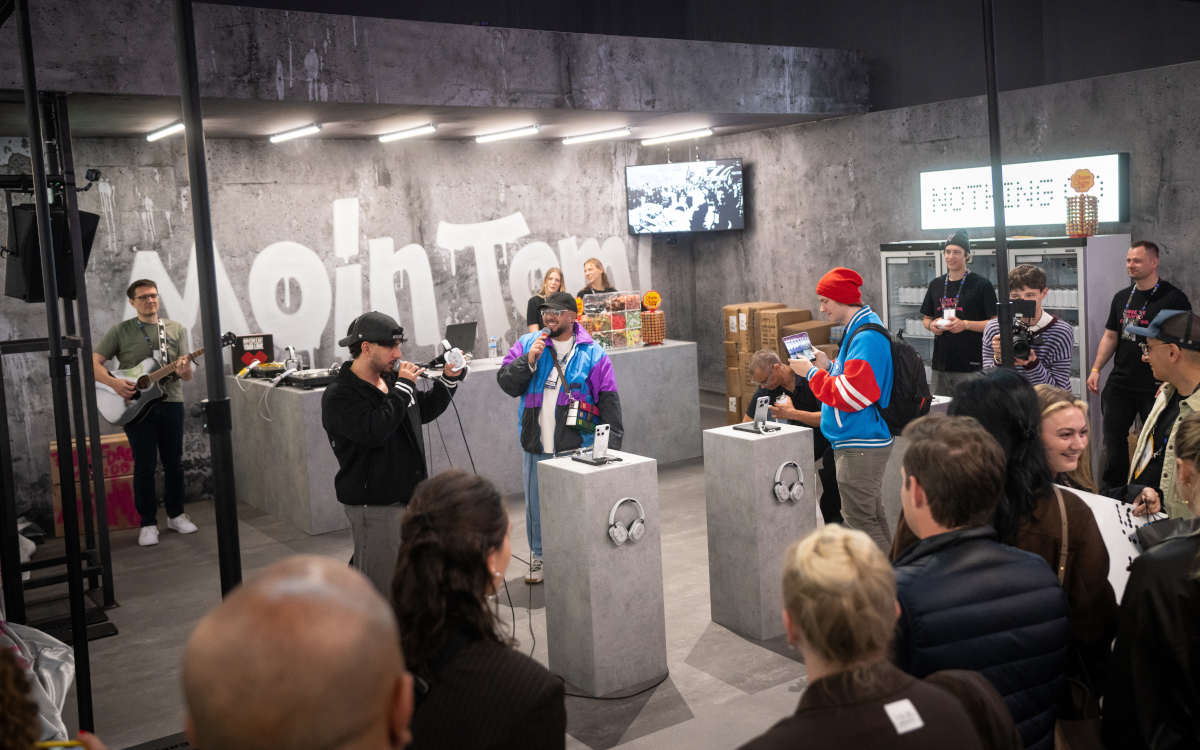 Crowd-Interaktion, Live-Musik und Gewinnspiele waren am Nothing-Stand geboten. (Foto: Mindshare)