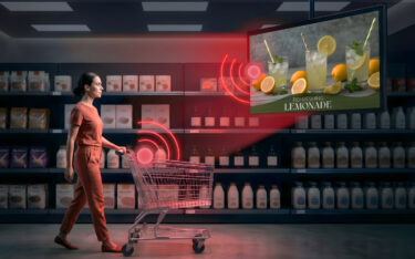 Die Screens der RTG Retail Trade Group nutzen die CAP-Technologie von Cyreen. (Bild: AI-generiert)