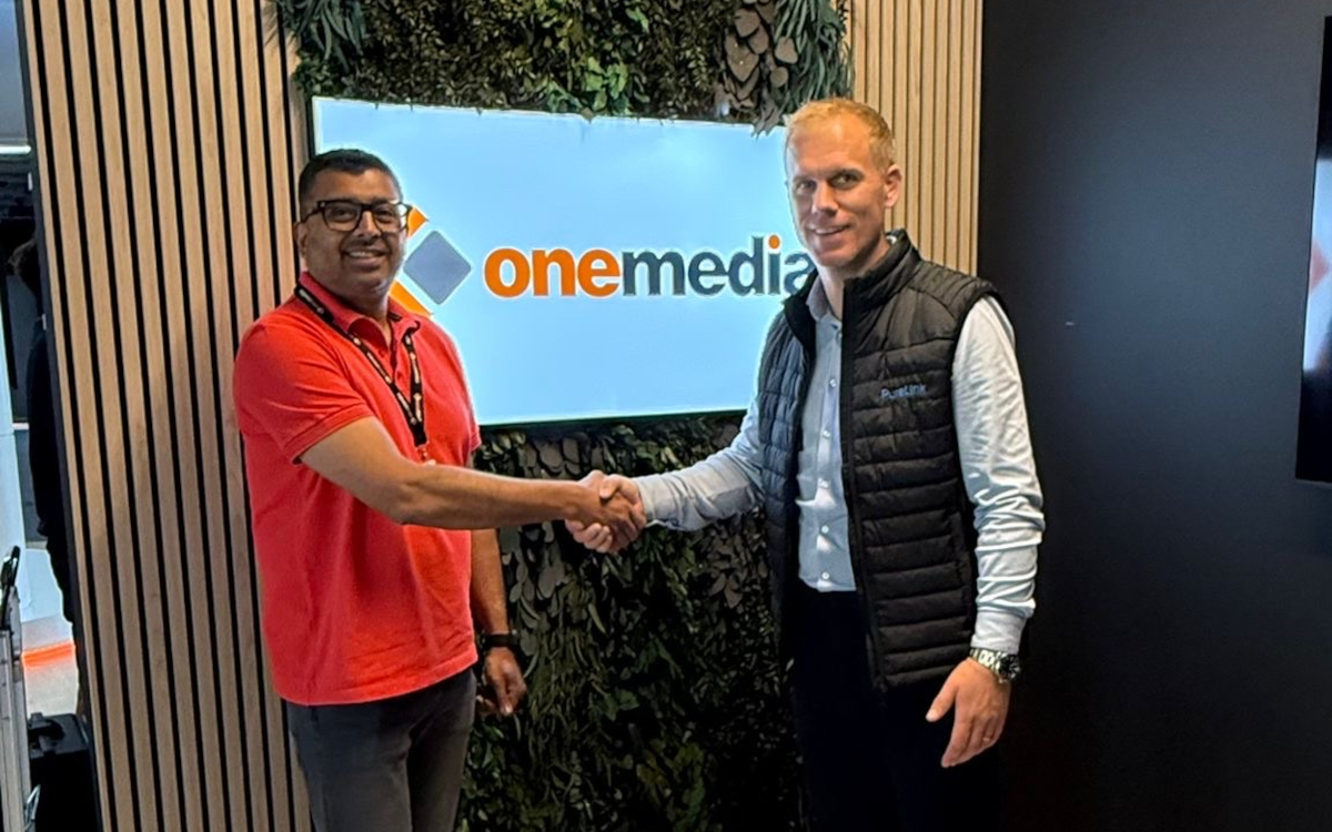 Babar Syed (links), Commercial Director bei Onemedia, und Stephan Sloot, Sales Director bei Purelink (Foto: PureLink)