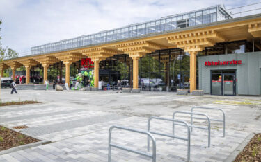 Auf dem Dach des neuen Rewe-Standort in Berlin-Lankwitz wächst Salat, der nach der Ernte im Markt verkauft wird. (Foto: Christoph Große)