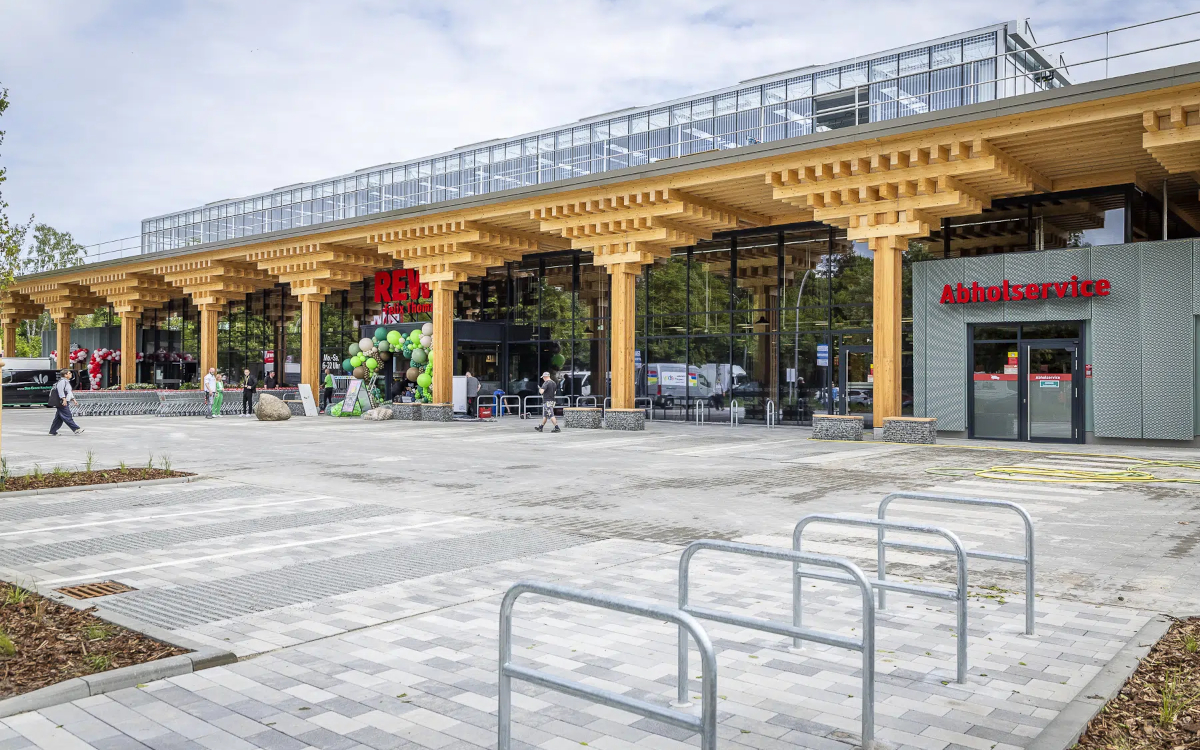 Auf dem Dach des neuen Rewe-Standort in Berlin-Lankwitz wächst Salat, der nach der Ernte im Markt verkauft wird. (Foto: Christoph Große)