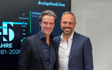 Michael Raberger (links), CEO von Ricoh Deutschland, und Samir Ayoub, CEO von Designfunktion, bei der Eröffnung des Showrooms in München (Foto: Ricoh Deutschland)
