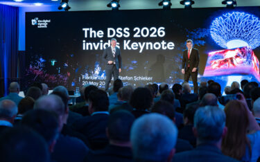Florian Rotberg (links) und Stefan Schieker von invidis präsentieren die NextGen Signage auf dem DSS 2026. (Foto: invidis/Tom Cesalek)